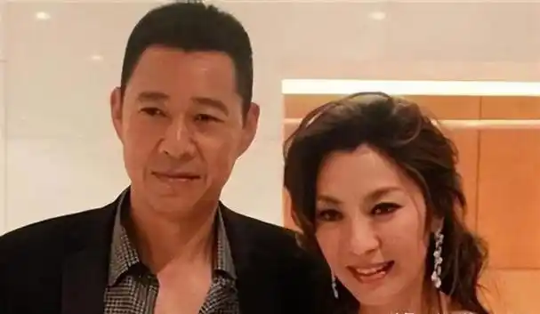 他还在节目中表示:"怕老婆的男人更有魅力,挣钱就是为了让老婆开心".