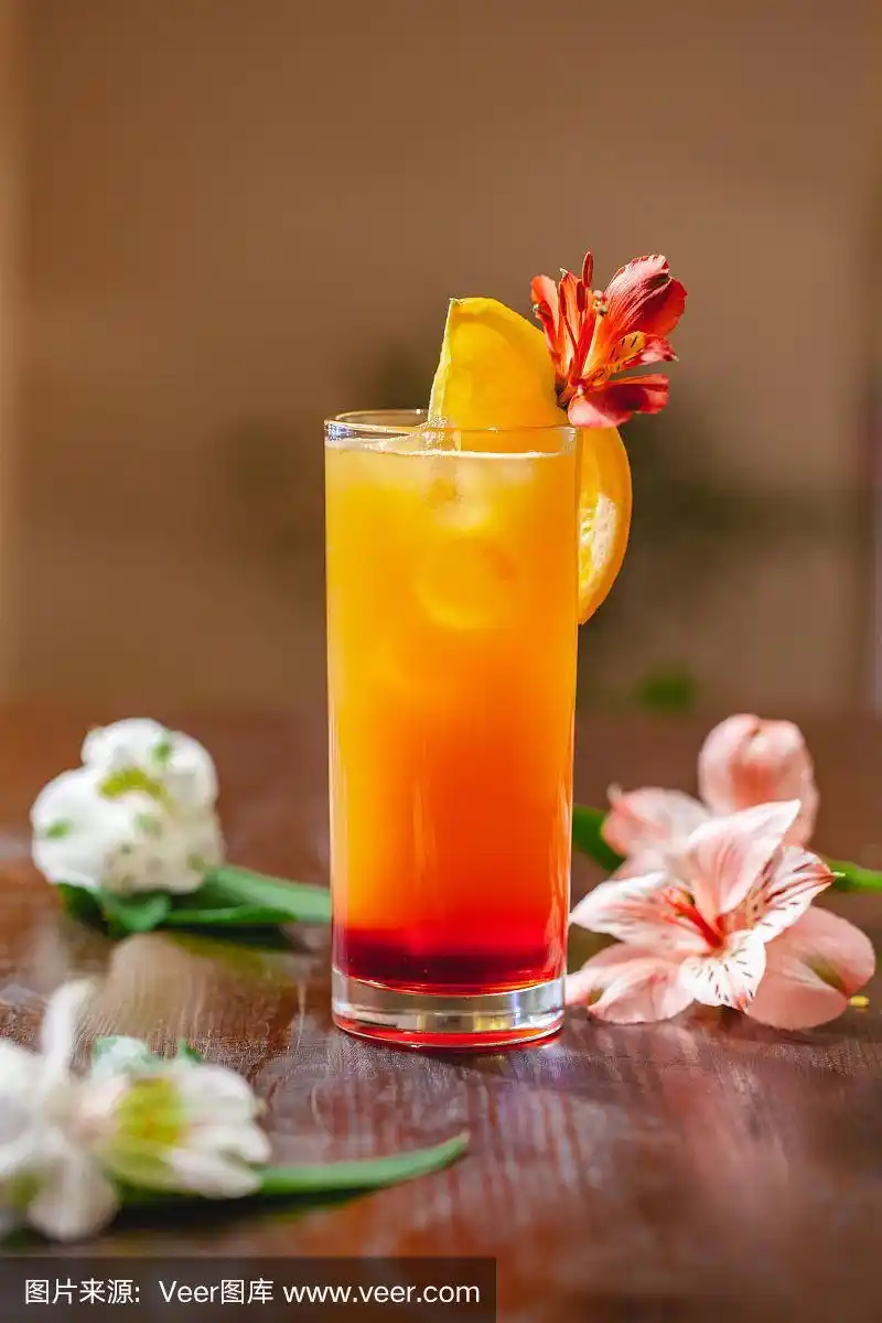 龙舌兰日出鸡尾酒放在木桌上.近距离