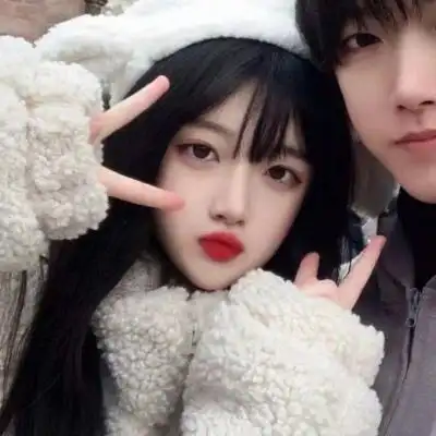 超甜的情头一人一半真人 情侣头像呆萌两张配对