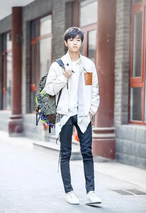 01.23 王俊凯街拍上线