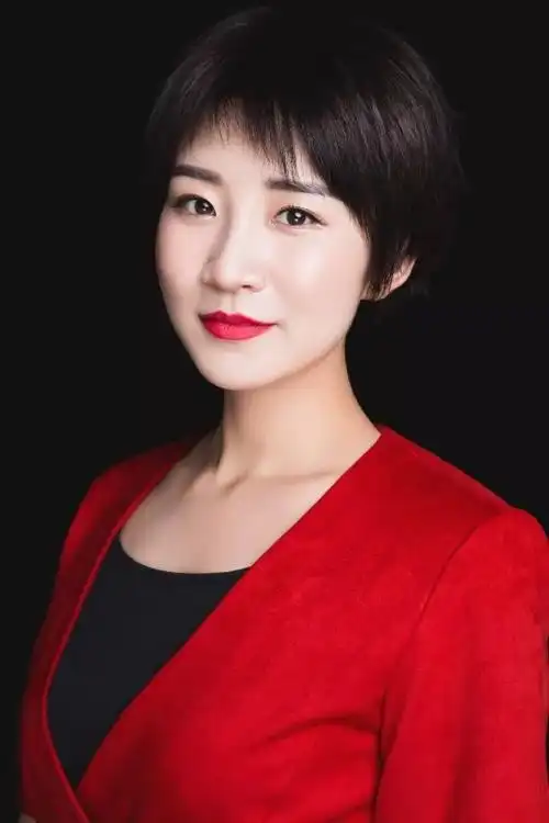 短发女主持也可以性感和可爱.