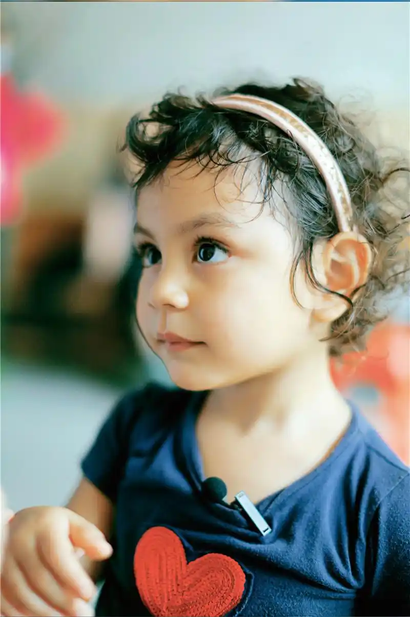 《爸爸3》霓娜似洋娃娃 捂嘴偷笑萌态十足(图)