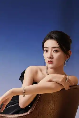 今晚演员梁洁little骨朵盛典造型释出