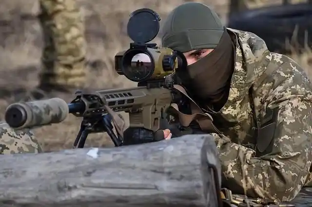 的特种部队队员在2710米的距离上精确射杀——这个距离现在在世界排名