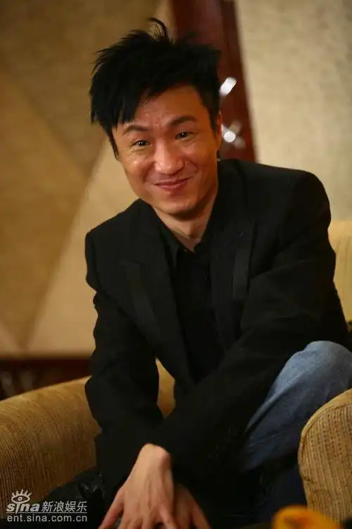 图文:《老港正传》主创聊天-郑中基夸张搞笑