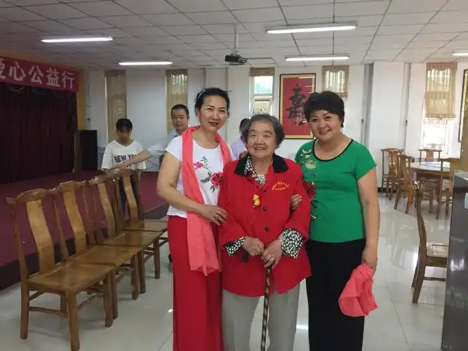 牵手夕阳红 情系老人心