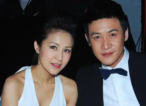 陆毅鲍蕾现身网红婚礼,格格不入显尴尬,穿一身黑被指不吉利