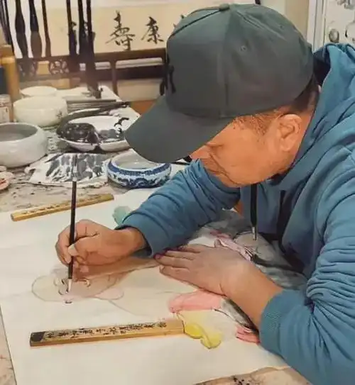 64岁毕福剑罕见现身,住北京13万一平豪宅,老年斑横生模样大变!