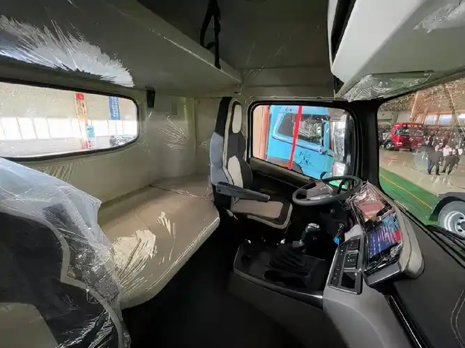 大运v7在内饰方面,可以说是设计更具乘用化.