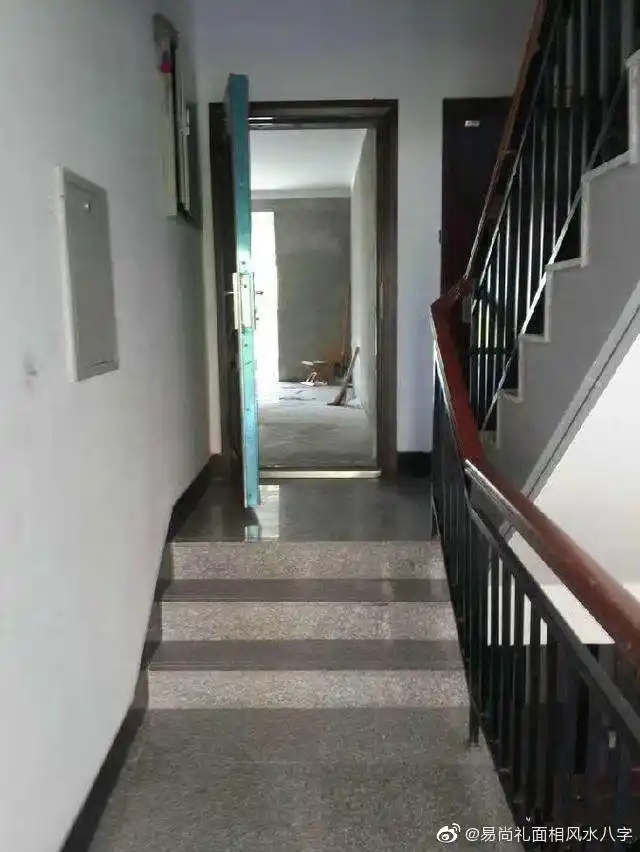 【退财梯】"退财梯"即大门正对楼梯,风水学有〝楼梯冲门退财屋〞的