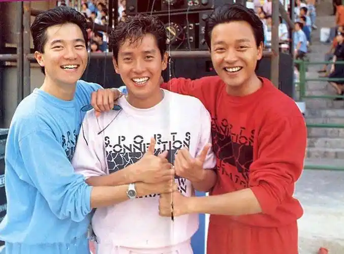 张国荣合影之三人行许冠杰罗文谭咏麟成龙梁朝伟等巨星亮相