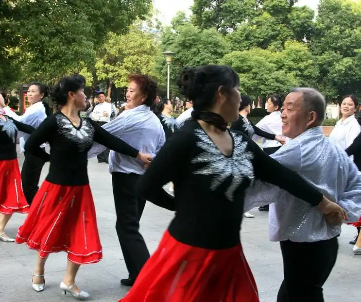 大叔大妈也有自己的春天跳舞钱纷纷先越好自己的舞伴|广场舞|大爷大妈