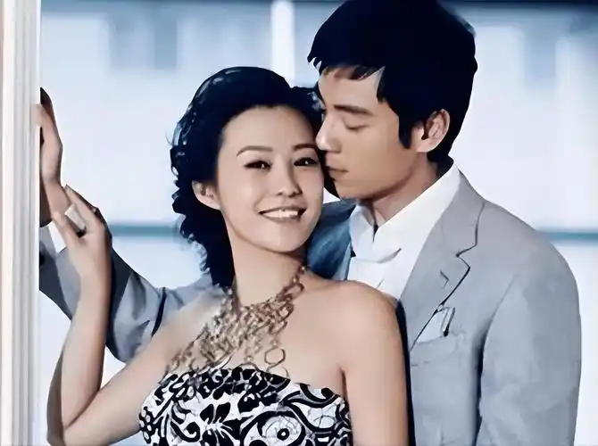 2011年11月11日,在这个特别的日子,郝蕾晒婚戒照宣布和圈外男友刘烨