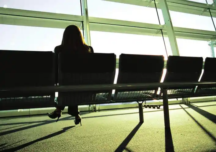 西方人,一个人,商务人士,商务女性,坐,横图,室内,白天,衬衫,窗户,椅子