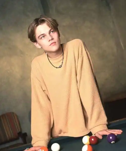 窗帘刘海是莱昂纳多的经典发型,摄于1995年.