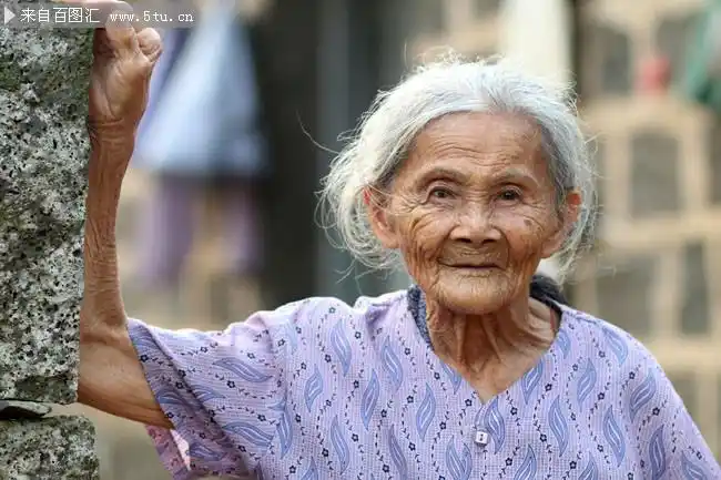 白发老奶奶摄影图片