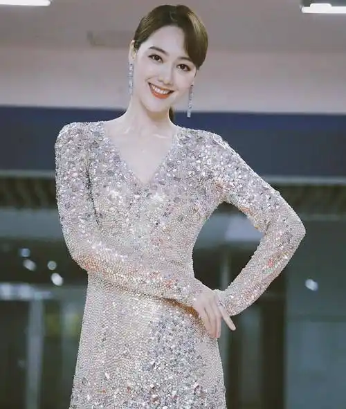 王冠:从上海走出的央视美女主持人,男友在雾中迷路了_播音_才华_节目