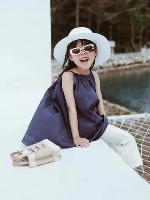 开怀大笑的女孩