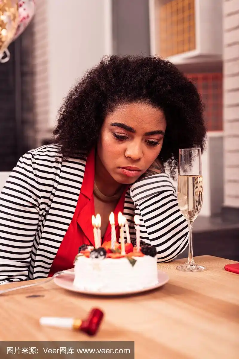不快乐的女人有一个悲伤的生日庆祝