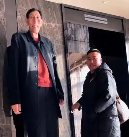 中国第一巨人鲍喜顺:不听医生劝告硬要生下一子,孩子今身高多少