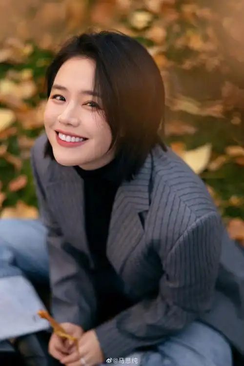 马思纯晒近照状态好与枫叶合影笑容灿烂