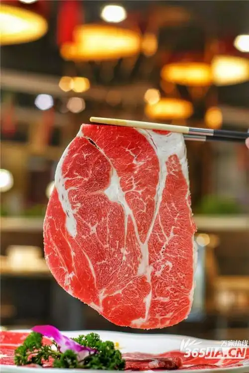 > 正文          大块的羊肉用机器现刨成薄片,然后卷成各种形状,摆盘