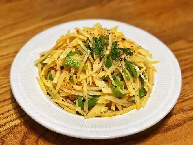 凉拌土豆丝酸辣开胃变得又白又脆有妙招