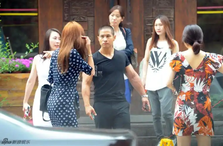 独家:刘承俊携妻儿与美女吃饭 饭后拥抱告别_高清图集_新浪网