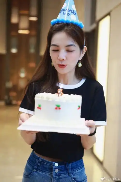 謝謝大家的生日祝福今年切了好多次蛋糕被你們滿滿的愛包圍是多麼的