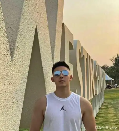 肌肉型男,狂野的男人味