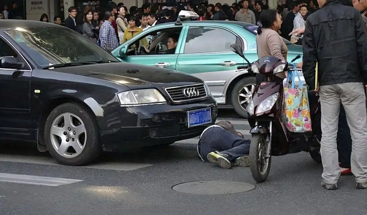 行人闯红灯被车撞谁的责任?责任在谁?交警处罚让人不淡定了_刘先生