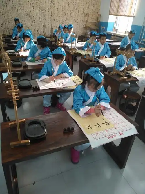 塔河一小学生认真地写毛笔字