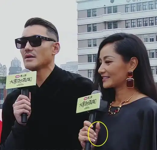 175cm瞿颖和189cm胡兵合体走秀52岁瞿颖满脸皱纹胡兵老太多