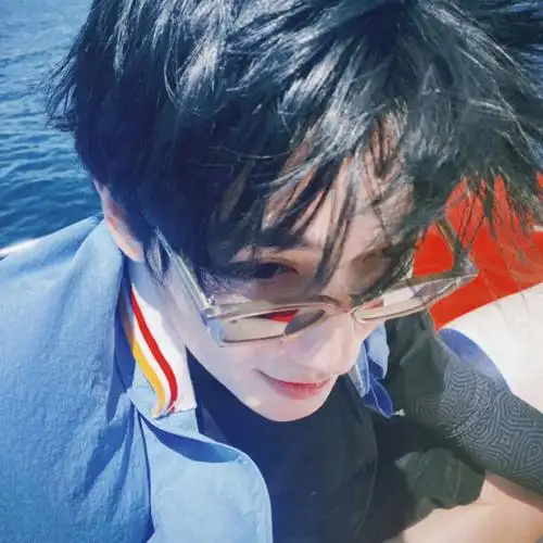 朱一龙#  早,来收一组朱一龙绝美头像和壁纸吧明媚的微笑会让好星情