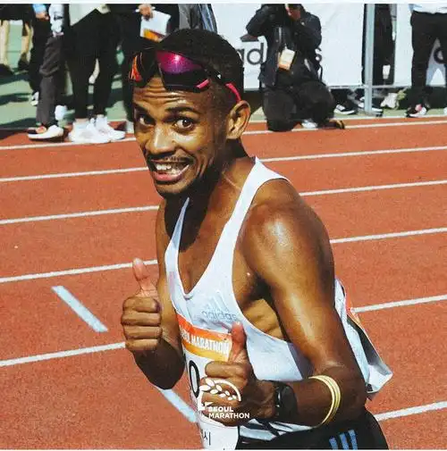 和基普乔格击拳的他如今是全南美洲跑马拉松最快的男人