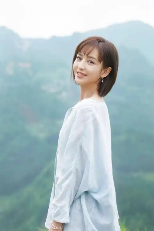 侧颜火上热搜,正视美貌的佟丽娅开挂了_短发