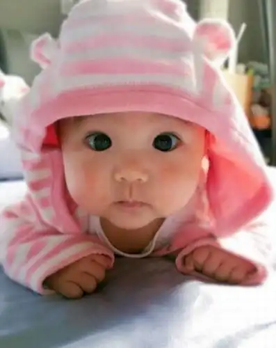 好萌的宝宝!贾静雯晒咘咘近照 大眼有神电力足