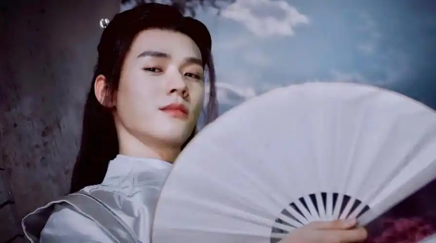 温客行一眼便看出周子舒的易容,虽然没能揭开他的神秘面纱,却夸赞他声