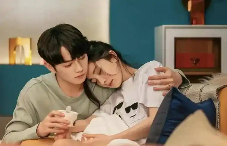 许凯偷偷约会女友,在酒店共度一宵,据说,女方是小花赵晴_明星_跟踪