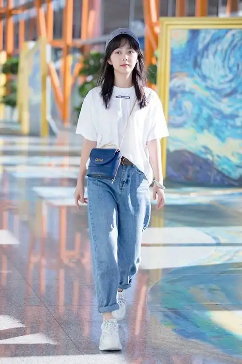 谭松韵穿白t配牛仔裤,清纯少女感十足,反戴棒球帽变邻家小可爱_白色