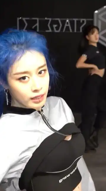 朴智妍也太社会了蓝色头发和纹身就算了竟然还有唇环