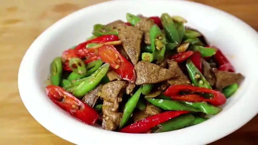 尖椒炒猪肝最好吃的家常做法,香辣过瘾,滑嫩无腥味,下酒又下饭