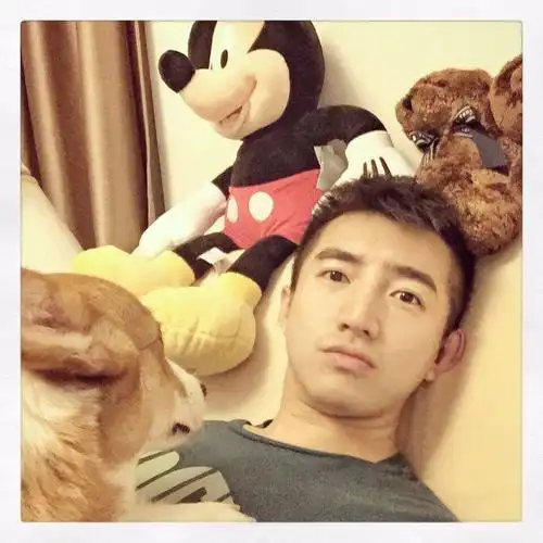 不知道演艺圈里那些里不努力的花花草草们在面对秦海睿时会不会汗颜呢