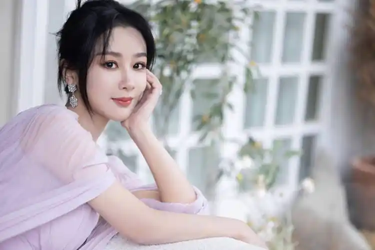 搭配上一双高跟鞋后,杨紫的身形更加夺目了.