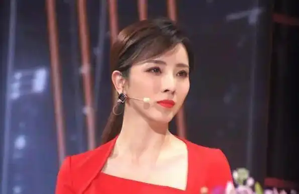 李思思当时已经 80 多岁的 lizzy 于 2005 年首次在《挑战主持人》