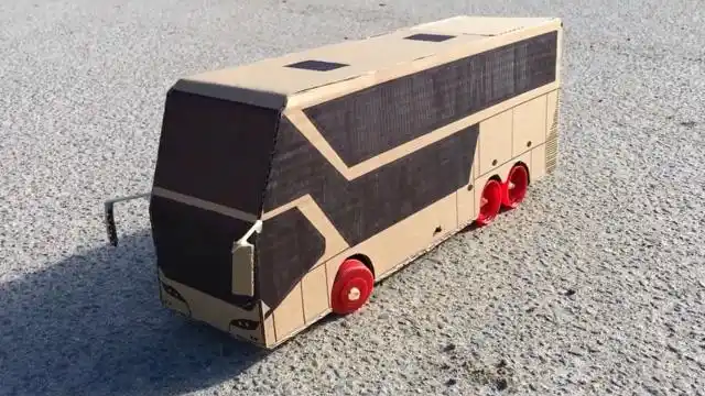 用纸板diy玩具大巴车,看看他是怎么做的