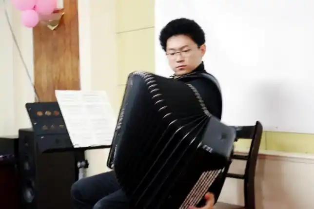 秦皇岛中艺学校举办许笑男联欢音乐会