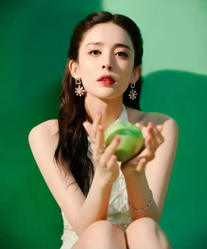 古力娜扎清纯写真展现好身材