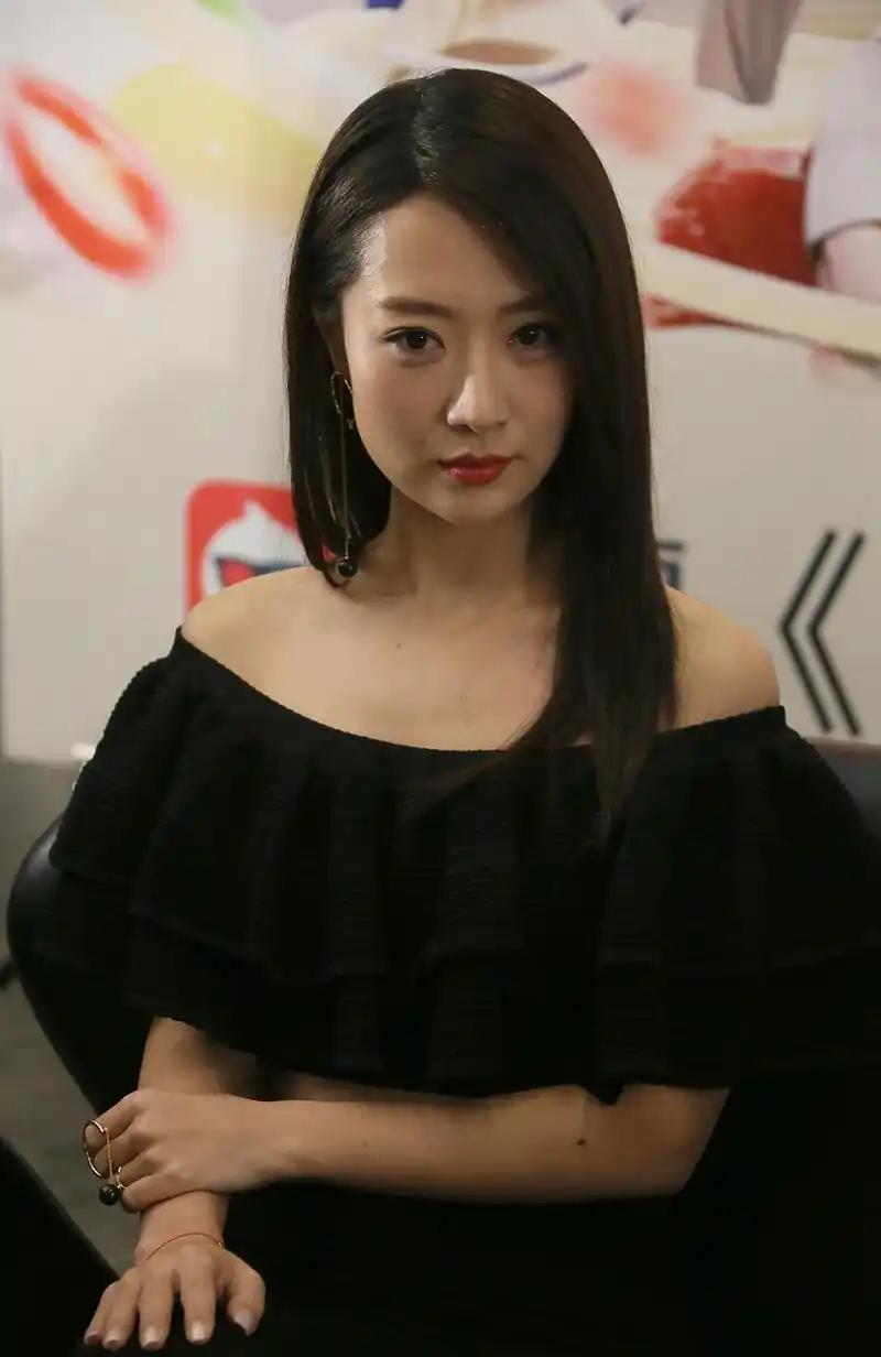 眼神长远绵密,让人觉得深不可测,猜不透,白冰和胡歌,张世出演过《神话