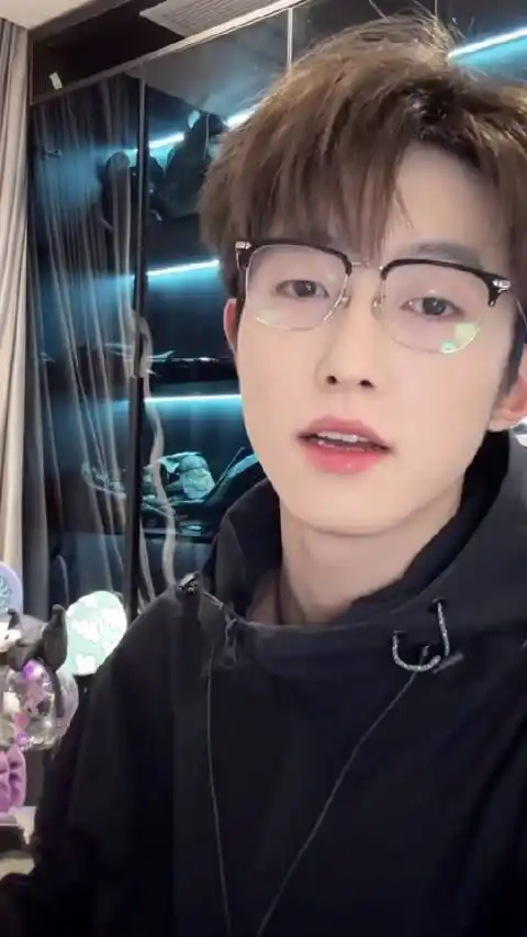 赵辰宇解释自己改和傲娇美分手文案一事.二姗毛宸宸花百万狗宁